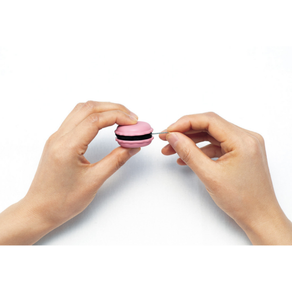 macaron aiguiseur d'aiguilles Framboise CLOVERCLOVER – Image 3